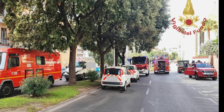 Fuga di gas dalla rete cittadina, a Cagliari, strada chiusa al transito, i vigili del fuoco sul posto da mezzogiorno per mettere in sicurezza l’area