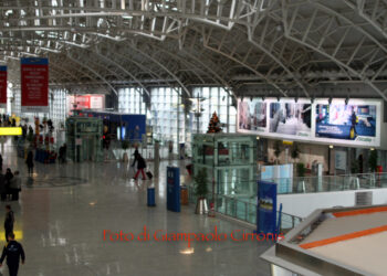 Gli agenti dell’Ufficio di Polizia di frontiera hanno arrestato, presso lo scalo aereo di Elmas, un cittadino siriano per l’ipotesi di reato di possesso e fabbricazione di documenti di identificazione falsi