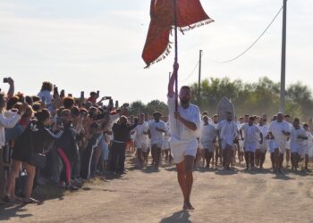 A Cabras San Salvatore è nel suo villaggio.  I Curridoris hanno compiuto la processione in corsa
