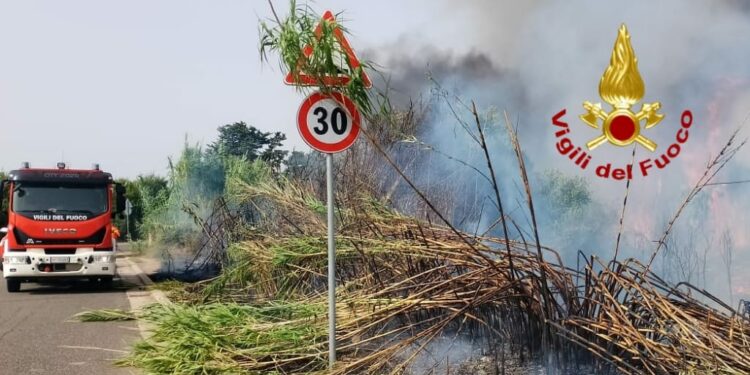 Nurachi: incendio in via San Giacomo, intervengono i vigili del fuoco