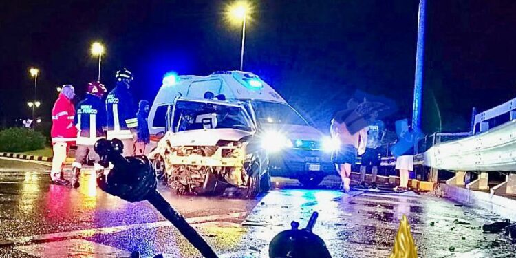 Olbia: auto esce di strada e carambola sul guardrail, una ragazza in ospedale