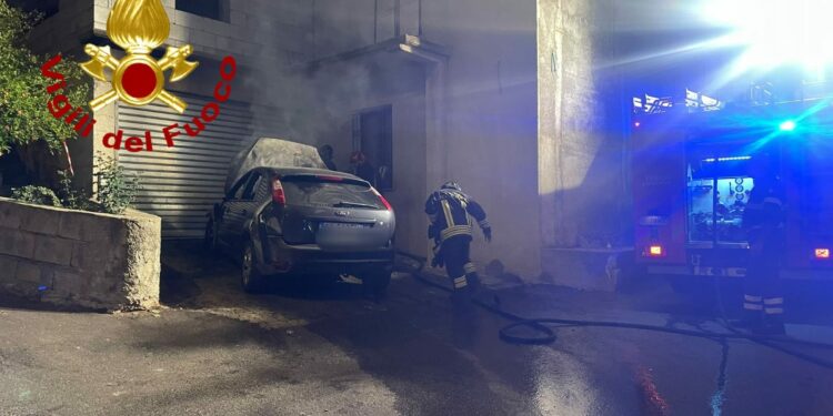 Bono: a fuoco un’auto, sul posto vigili del fuoco e carabinieri