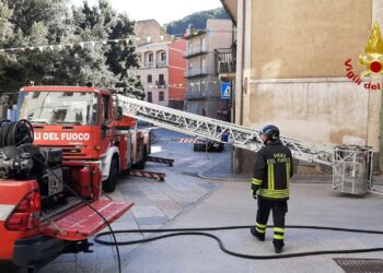 Bitti: incendio nell’archivio al terzo piano del municipio
