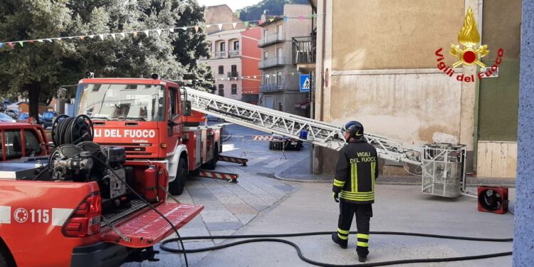 Bitti: incendio nell’archivio al terzo piano del municipio