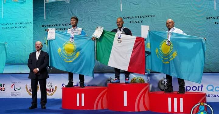 L’amministrazione comunale di Torpè ha premiato il concittadino Franco Capra per i numerosi successi sportivi