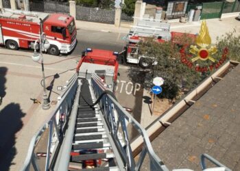 Incendio sul tetto della chiesa Santissimo Redentore, a Monserrato, i vigili del fuoco spengono le fiamme evitando l’intero coinvolgimento della copertura di isolamento