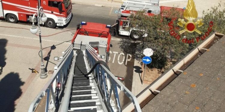 Incendio sul tetto della chiesa Santissimo Redentore, a Monserrato, i vigili del fuoco spengono le fiamme evitando l’intero coinvolgimento della copertura di isolamento