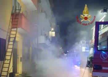 Un incendio stamane ha coinvolto un garage e due auto in sosta, in via Daniele Manin, a Quartu Sant’Elena