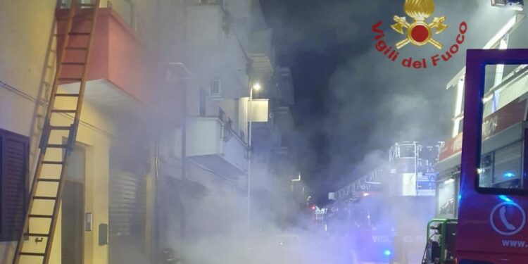 Un incendio stamane ha coinvolto un garage e due auto in sosta, in via Daniele Manin, a Quartu Sant’Elena