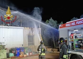 Incendio all’interno di un capannone a Uta, i vigili del fuoco evitano la propagazione delle fiamme ad un deposito di mobili