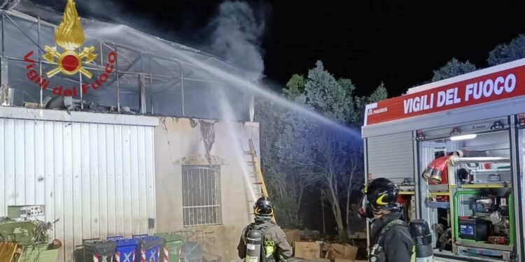 Incendio all’interno di un capannone a Uta, i vigili del fuoco evitano la propagazione delle fiamme ad un deposito di mobili