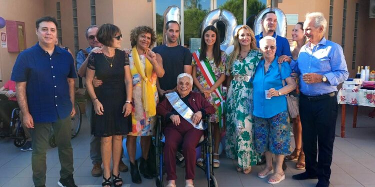 Oristano in festa per i cent’anni di zia Maria Cuccu