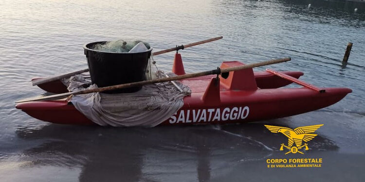Il Corpo forestale al Poetto ha sorpreso un bagnino che utilizzava abusivamente un pattino per il salvamento per pescare