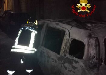 Macomer: prende fuoco una Fiat Panda in via Sassari, intervengono i vigili del fuoco