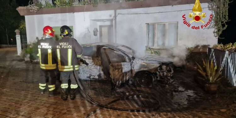 Gavoi: a fuoco un’auto, sul posto i vigili del fuoco