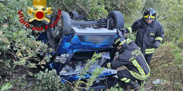 Osilo e Nulvi: un’automobile finisce in fondo a una scarpata, intervengono i vigili del fuoco