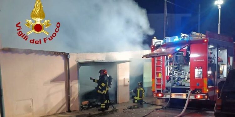 Terralba: incendio nel cortile di un’abitazione, sul posto i vigili del fuoco