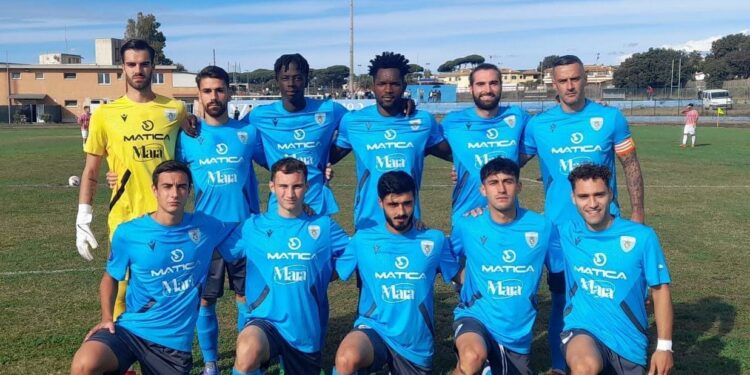 Impresa esterna del Sassari Calcio Latte Dolce ad Anzio, 3 a 2; la Costa Orientale Sarda ha battuto la capolista Nocerina 3 a 2 ed ora è seconda a un punto dalla vetta