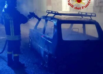 Bosa: a fuoco un’auto in via Gallura, sul posto i vigili del fuoco