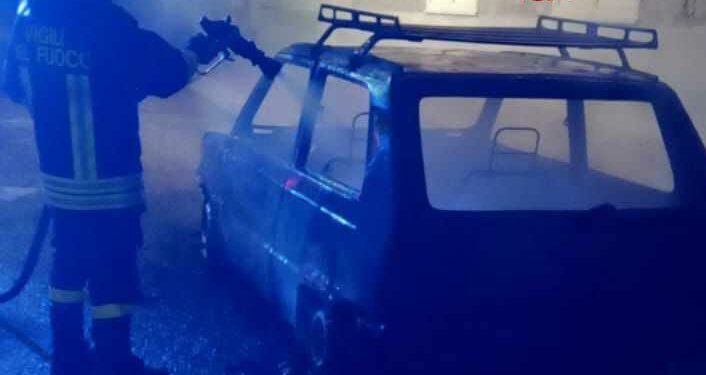Bosa: a fuoco un’auto in via Gallura, sul posto i vigili del fuoco