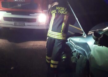 Scontro frontale tra due auto sulla 131 Dcn, due persone in ospedale