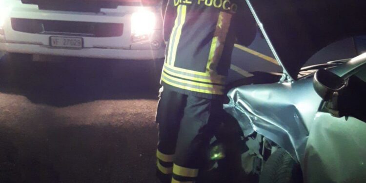 Scontro frontale tra due auto sulla 131 Dcn, due persone in ospedale