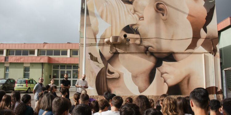 Sarroch: inaugurato il murale di Skan dedicato a Francesco Ciusa