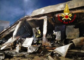 Porto Torres: incendio presso l’ex biglietteria della compagnia navale, ingenti i danni