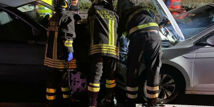 Dorgali: scontro frontale fra due auto, intervengono i vigili del fuoco