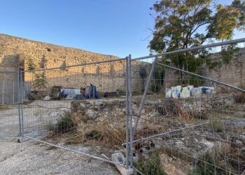 Il centrosinistra algherese: «Forte della Maddalena ridotto a un deposito di cantiere»