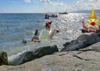 Una barca a vela è naufragata a Cagliari, si cercano eventuali dispersi