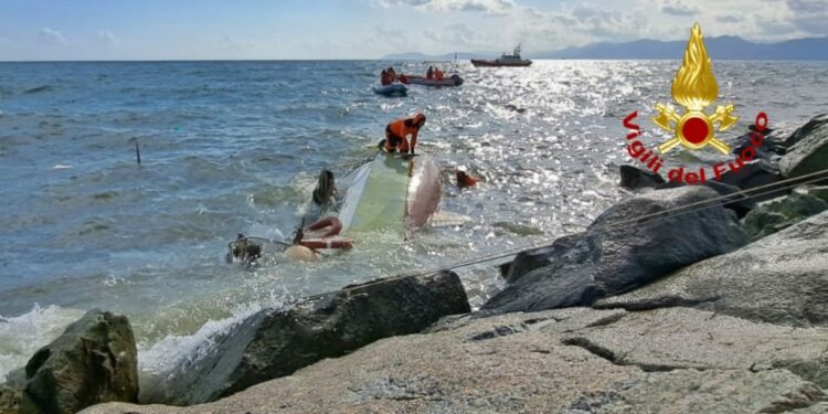 Una barca a vela è naufragata a Cagliari, si cercano eventuali dispersi
