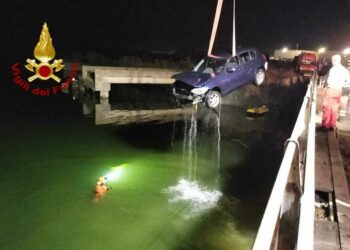 Santa Giusta: un’auto finisce nello specchio d’acqua che collega lo stagno al mare nella zona industriale