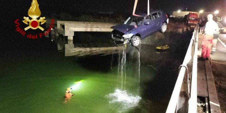 Santa Giusta: un’auto finisce nello specchio d’acqua che collega lo stagno al mare nella zona industriale