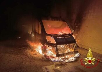 Sassari: incendio di un furgone in viale Porto Torres, intervengono i vigili del fuoco
