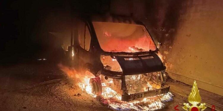 Sassari: incendio di un furgone in viale Porto Torres, intervengono i vigili del fuoco