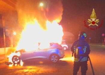 Incendio di due auto nella notte a Elmas, i vigili del fuoco hanno evitato la propagazione delle fiamme alle strutture vicine e ad altri veicoli in sosta