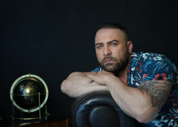 Il cantautore Dèlè, di origine sarda, è in finale al Premio Mia Martini 2023 nella categoria Emergenti