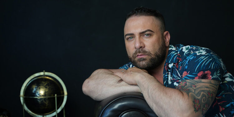 Il cantautore Dèlè, di origine sarda, è in finale al Premio Mia Martini 2023 nella categoria Emergenti