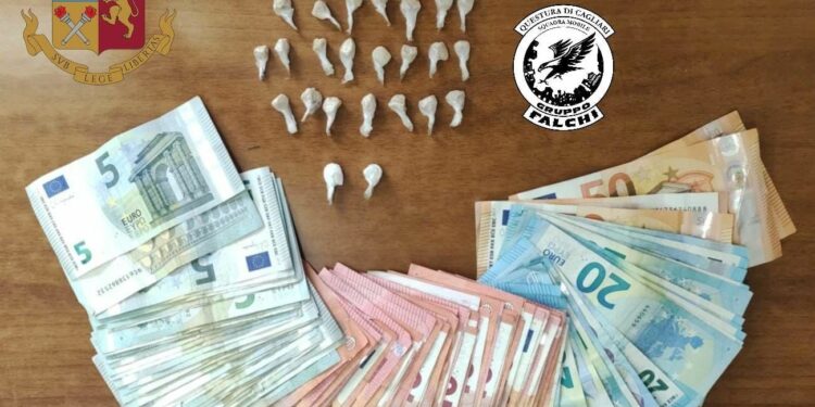 A Cagliari un 49enne è stato arrestato dagli investigatori della Sezione Falchi della Squadra Mobile per detenzione ai fini di spaccio di sostanze stupefacenti