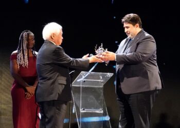 Il presidente della Regione ha consegnato il premio internazionale “Ricerca e innovazione per portare la Sardegna nel mondo»