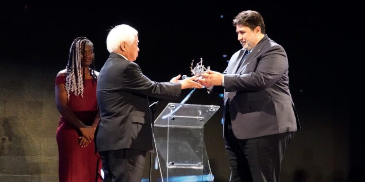 Il presidente della Regione ha consegnato il premio internazionale “Ricerca e innovazione per portare la Sardegna nel mondo»