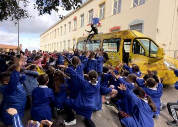 L’arte di Manu Invisible accompagna in classe i bimbi di Sennori. L’artista ha dipinto con una propria opera lo scuolabus comunale