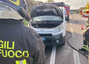 Incendio di un autofurgone alle porte di Nuoro, sul posto i vigili del fuoco