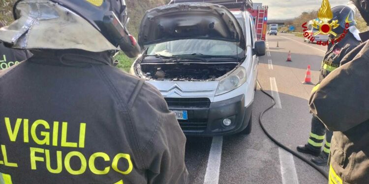 Incendio di un autofurgone alle porte di Nuoro, sul posto i vigili del fuoco