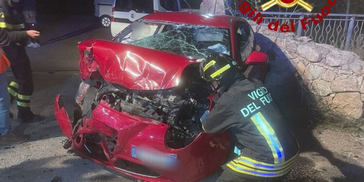 Incidente stradale nei pressi della rotatoria di Arzachena, due persone ferite