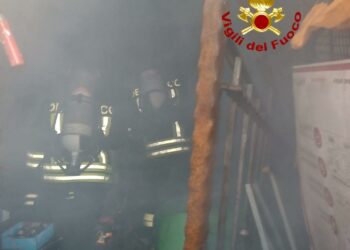 Nuoro: a fuoco una cantina, sul posto i vigili del fuoco