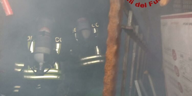Nuoro: a fuoco una cantina, sul posto i vigili del fuoco