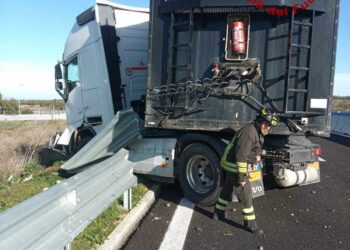 Bonorva: un autoarticolato finisce fuori dalla carreggiata, intervengono i vigili del fuoco