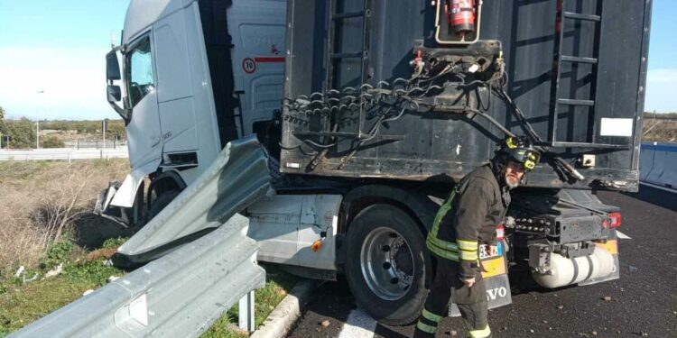 Bonorva: un autoarticolato finisce fuori dalla carreggiata, intervengono i vigili del fuoco